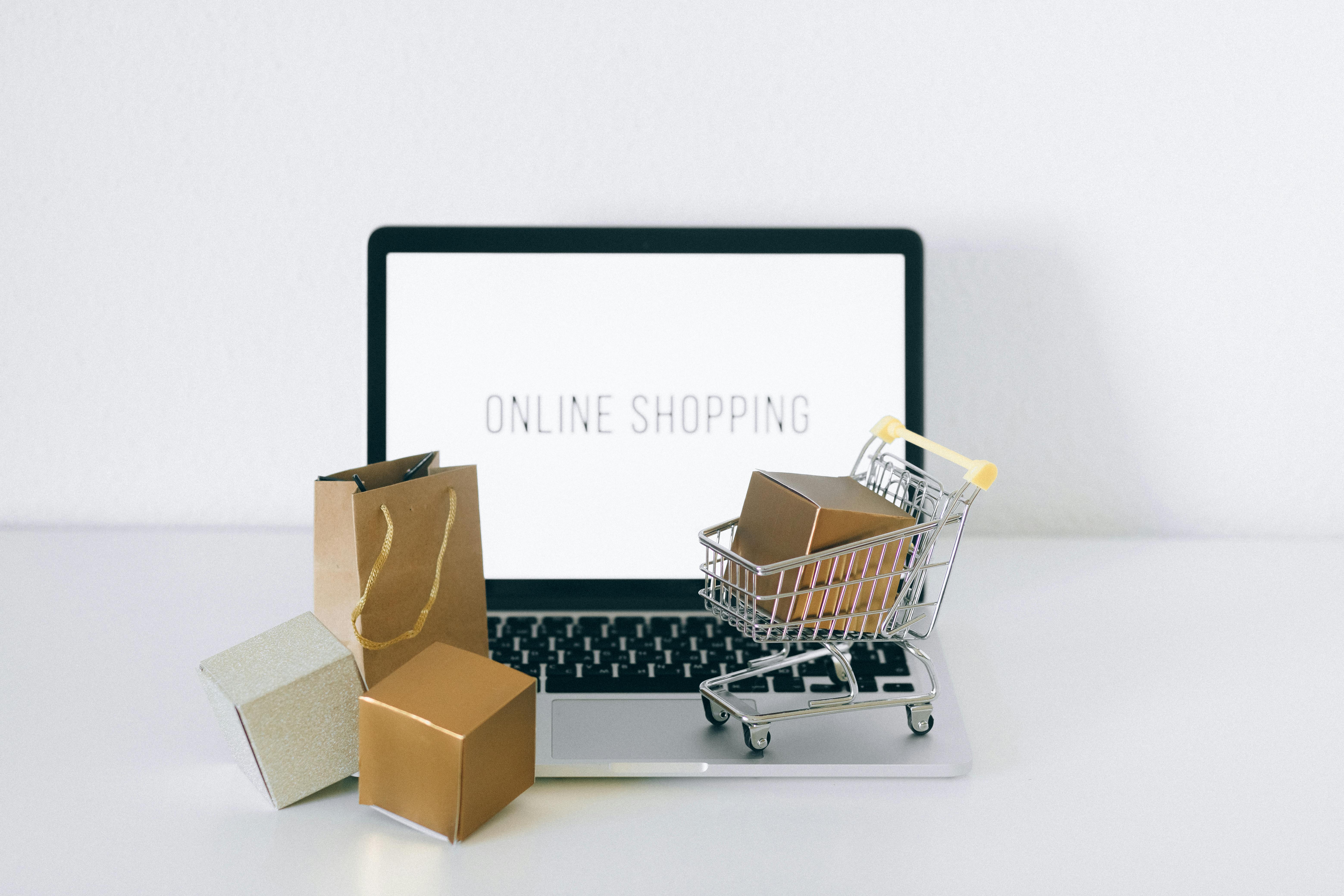 Laptop with a shopping cart and parcels, e-commerce automation by ReIntellex